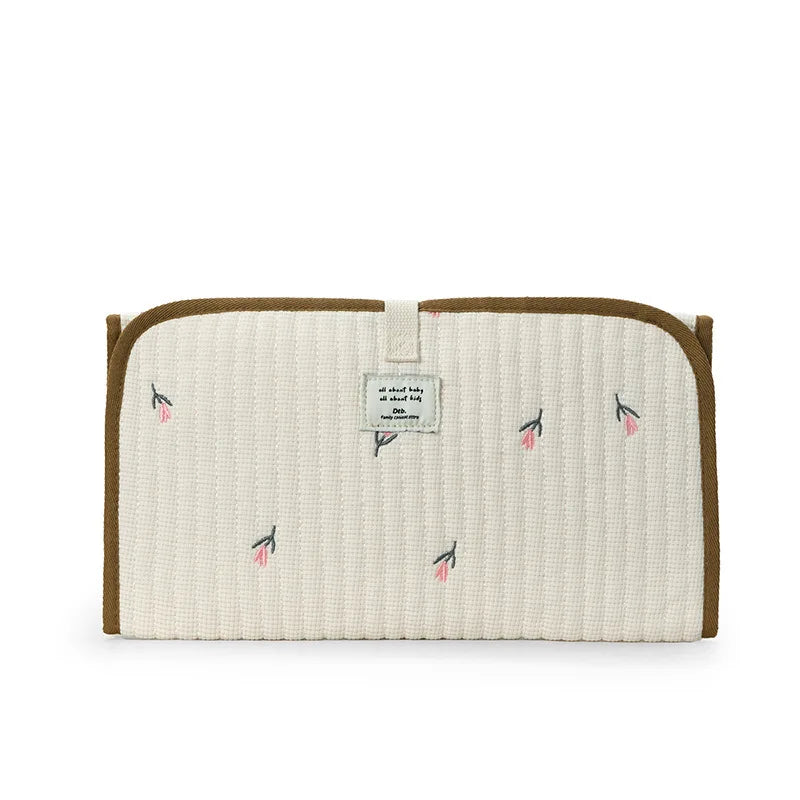 Tapis langer beige avec petites fleurs roses