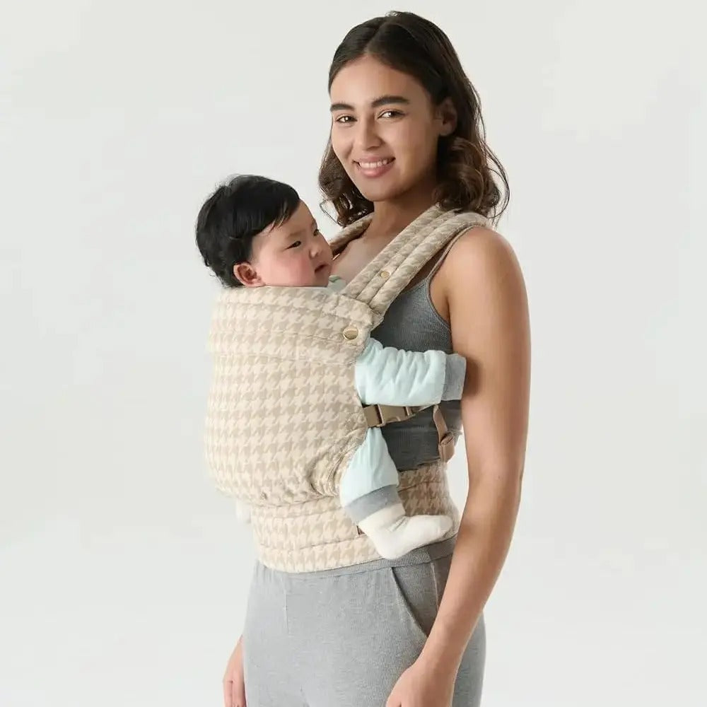 bebe-dans-un=porte-bebe-en-face-de-maman