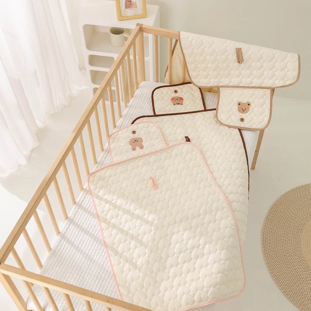 Tapis a langer sur un lit Bébé - Astucebambin