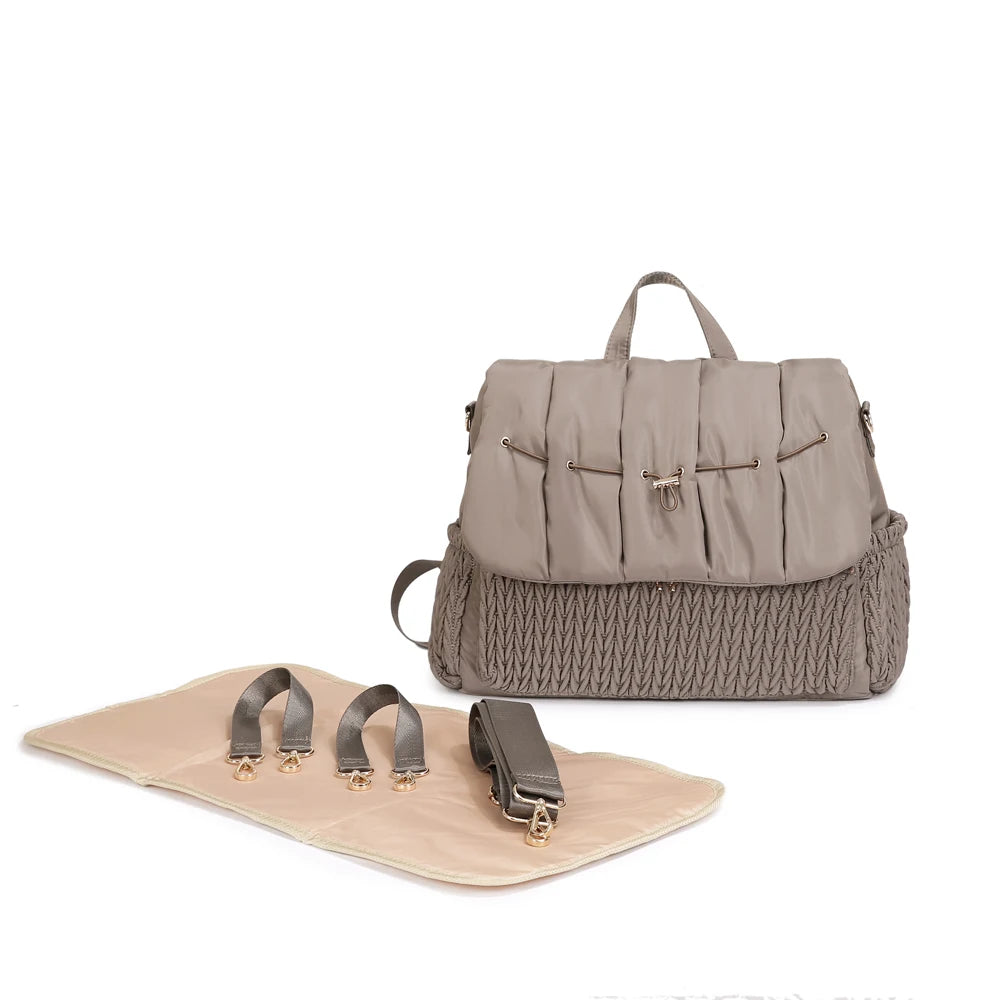 sac a langer de couleur chameau avec tapis a langer
