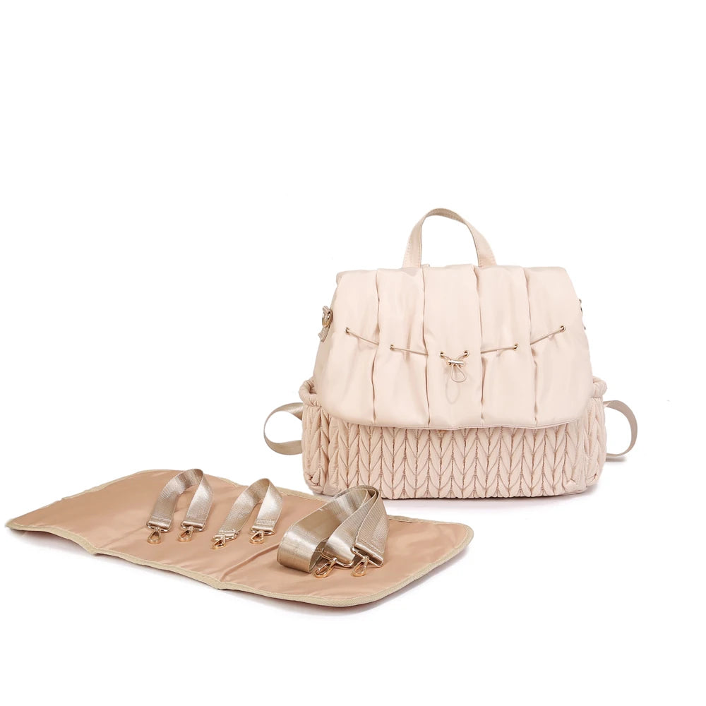 sac a langer de couleur beige avec tapis a langer