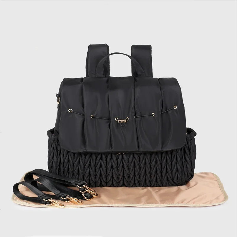sac a langer de couleur noir avec tapis a langer