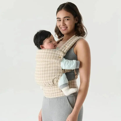 bebe-dans-un=porte-bebe-en-face-de-maman