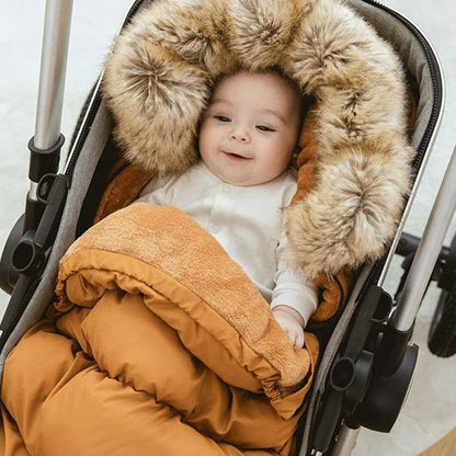 bébé installé sa Chancelière poussette marron installé su une poussette