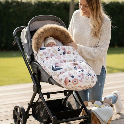 bébé installé dans sa Chancelière poussette a motifs fleurs en face de maman