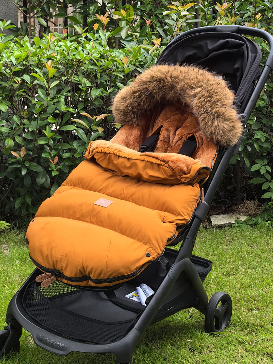 Chancelière poussette Marron installée sur une poussette noire