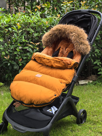 Chancelière poussette Marron installée sur une poussette noire