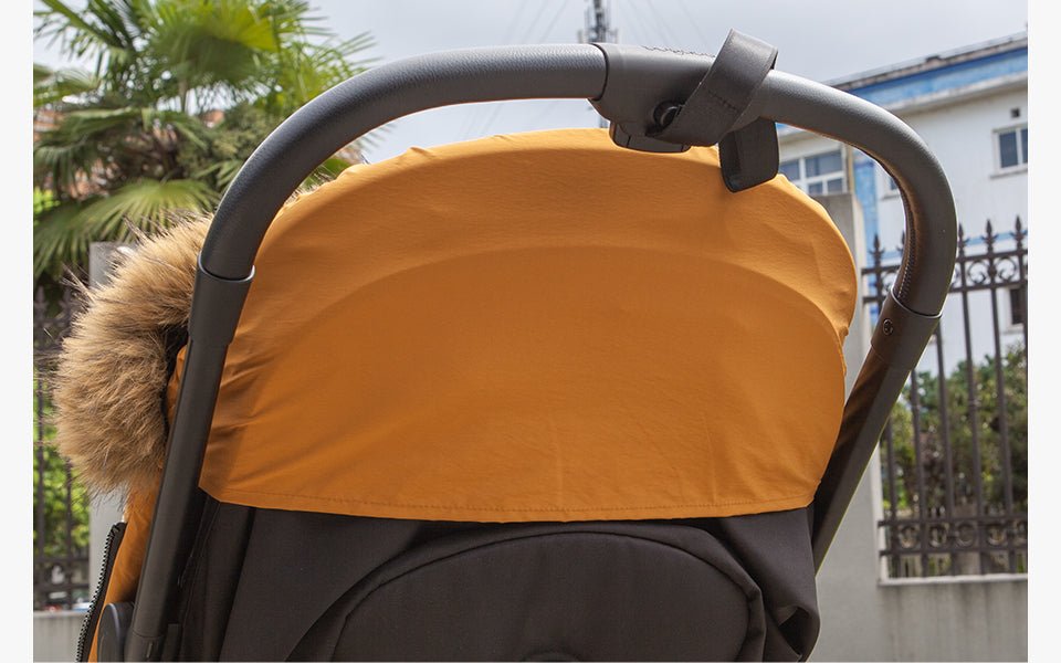 Chancelière poussette Marron dans une poussette noir