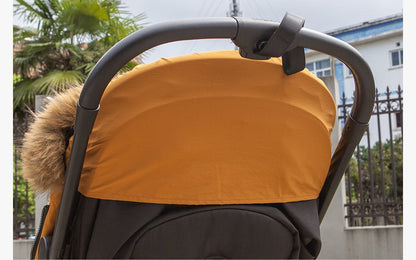 Chancelière poussette Marron dans une poussette noir