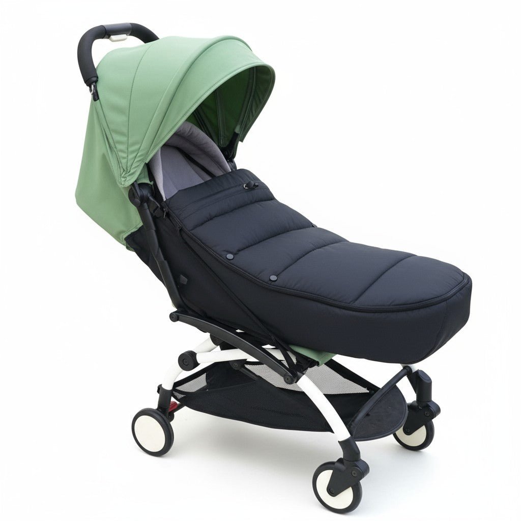 Chancelière poussette noir installé dans une poussette