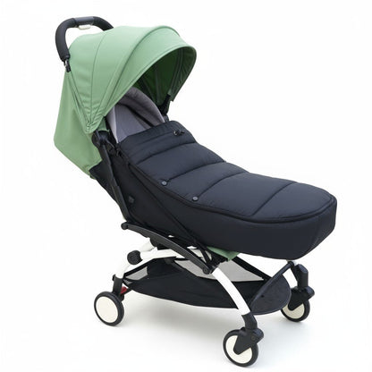 Chancelière poussette noir installé dans une poussette