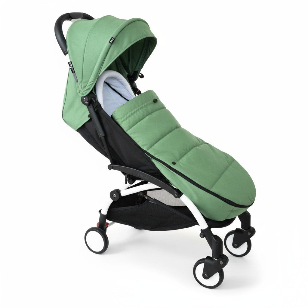 Chancelière poussette vert installé dans une poussette