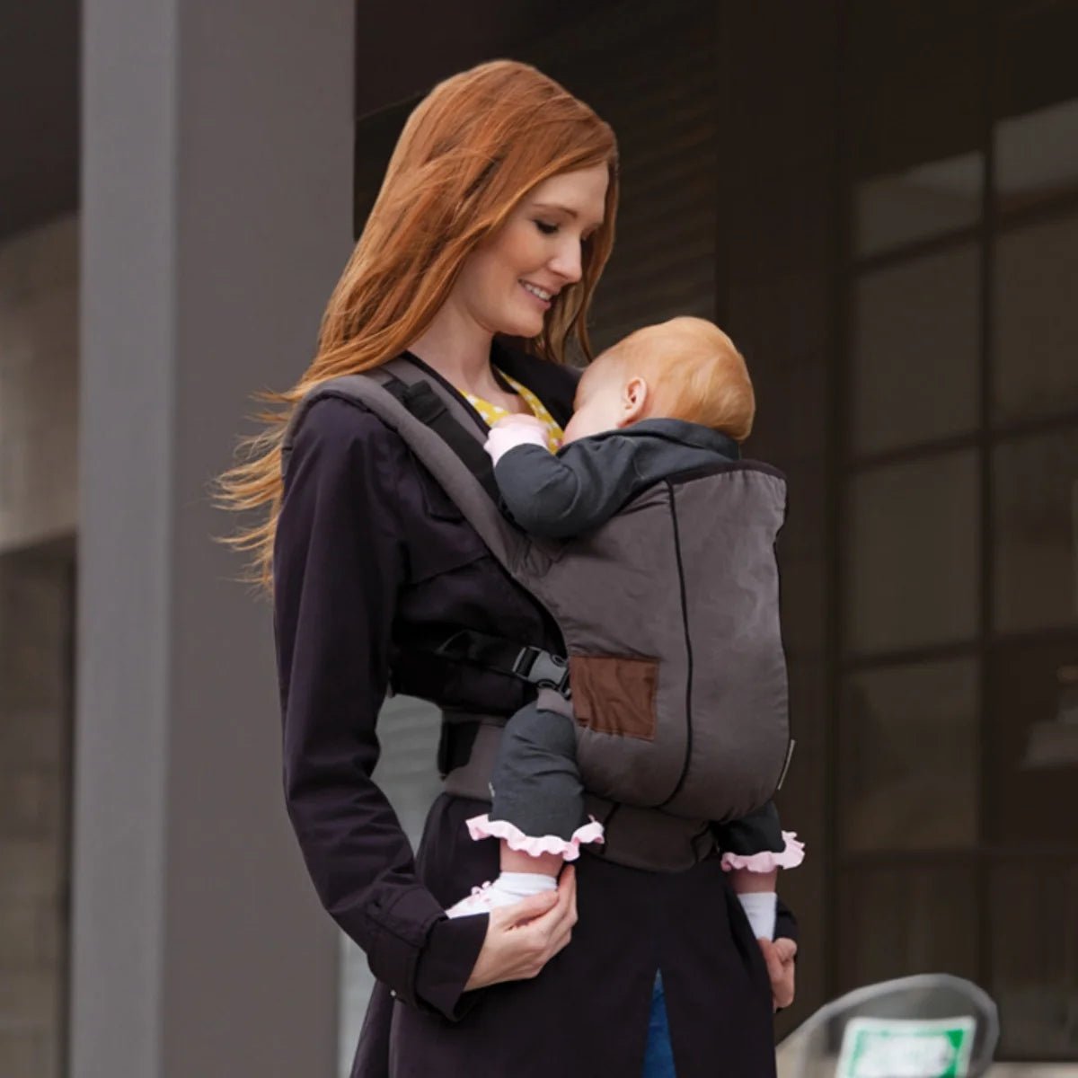 Porte-bébé physiologique noir Cuddlee™ – maman portant son bébé devant la maison, portage doux et sécurisé – Astucebambin