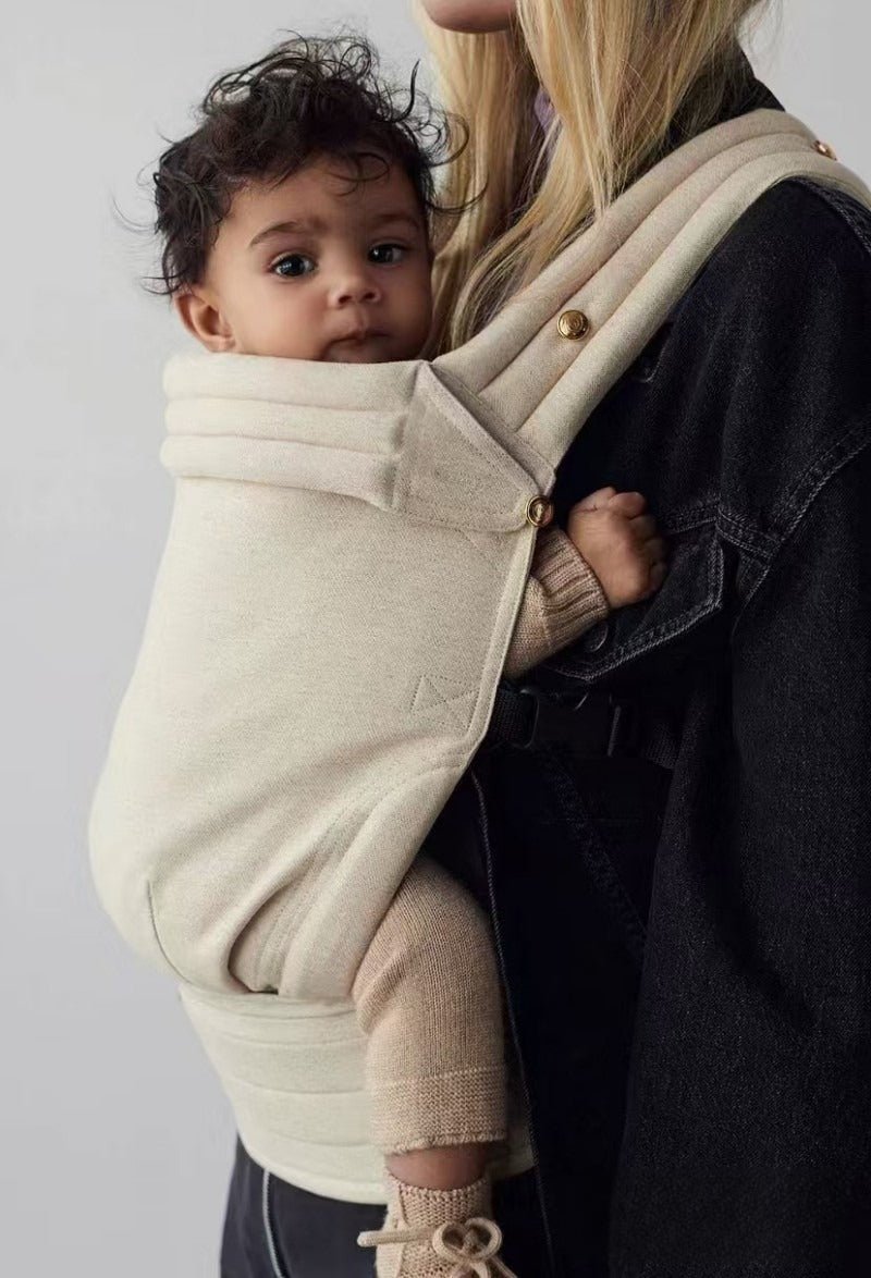 Porte bébé ergonomique beige ErgoBambino™ – enfant assis dans son porte bébé, respirant et facile à enfiler – Astucebambin
