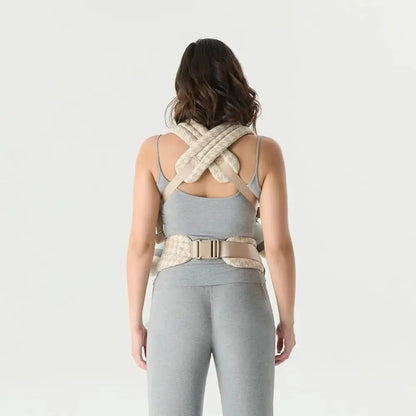 Porte bébé ergonomique ErgoBambino™ – maman de dos qui montre les ceinture s solide du pote bébé – Astucebambin