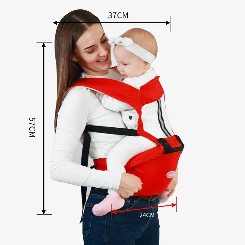 Porte-bébé ergonomique rouge vif FlexiNest™ – maman souriante portant son bébé à la maison – Astucebambin