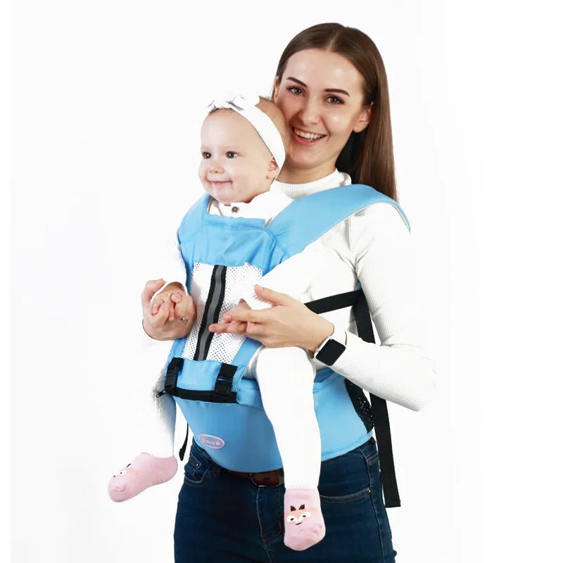 Porte-bébé ergonomique bleu clair FlexiNest™ – maman portant son bébé en position ventrale – Astucebambin