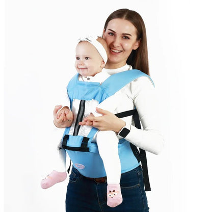 Porte-bébé ergonomique bleu clair FlexiNest™ – maman portant son bébé en position ventrale – Astucebambin