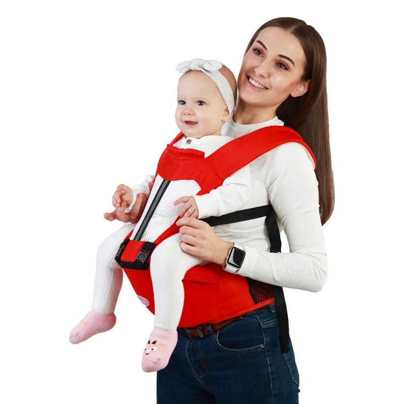 Porte-bébé ergonomique rouge et blanc FlexiNest™ – maman tenant son bébé debout, portage avant sécurisé – Astucebambin