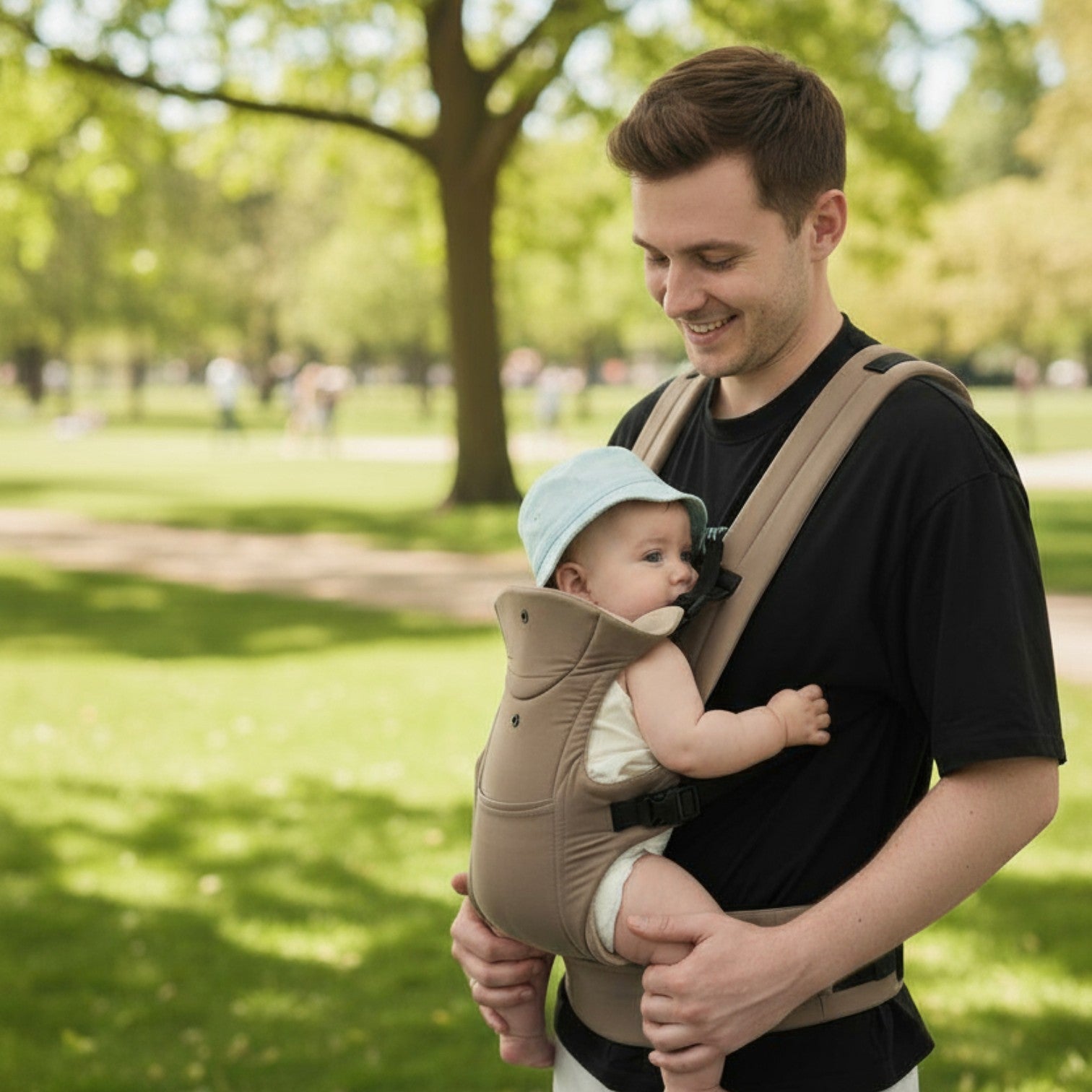 Porte-bébé évolutif Grandéo™ – papa portant son bébé en extérieur, portage pratique et sécurisé lors des promenades –