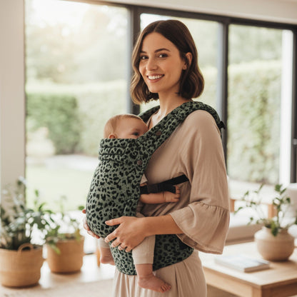 Porte bébé physiologique  WildComfort™ – maman tenant son bébé dans un salon lumineux, design moderne et sécurisé –