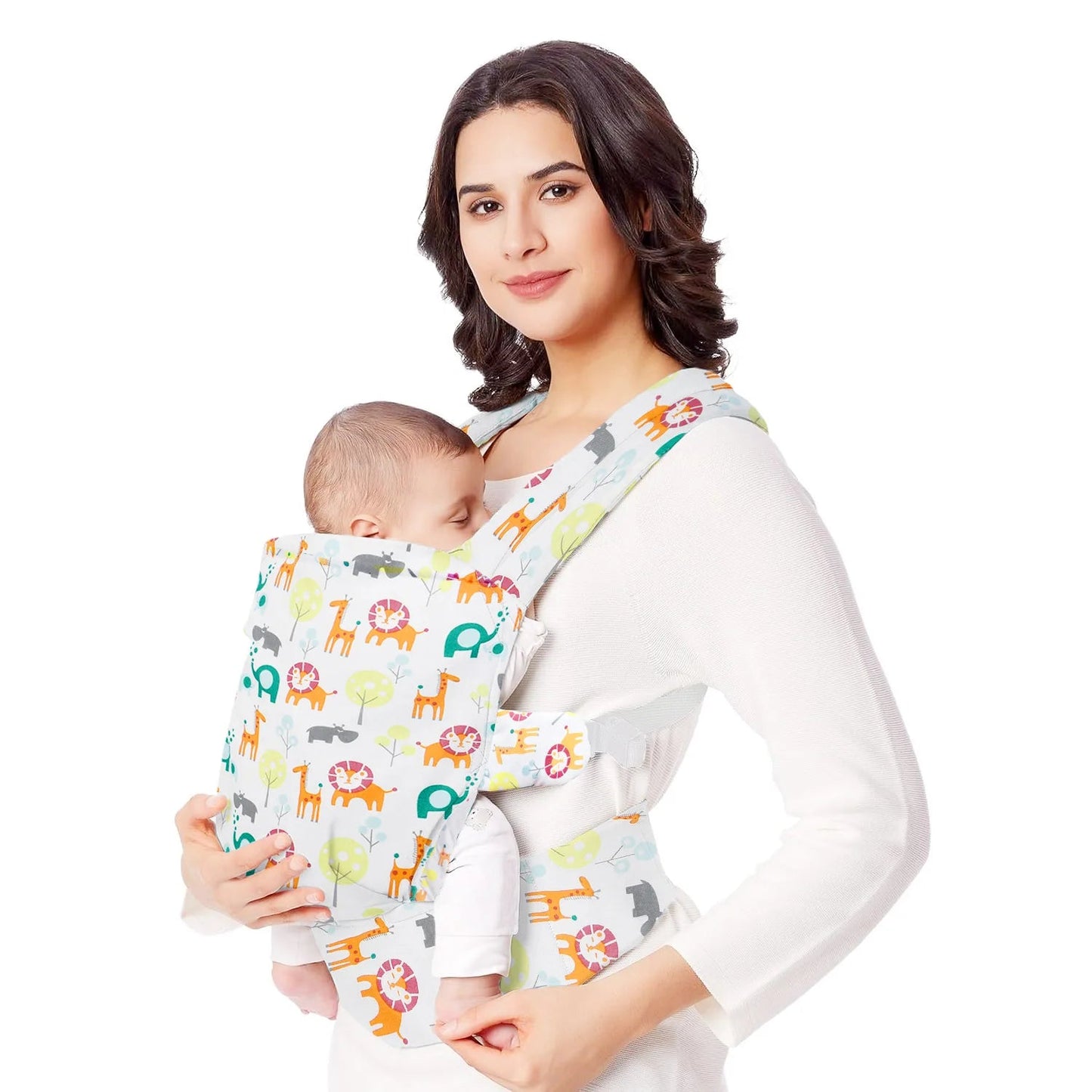 Porte BEBE évolutif PortaZen™ – maman souriante portant son bébé à la maison, tissu respirant et léger – Astucebambin