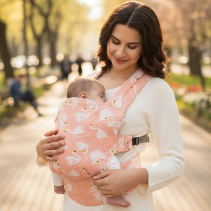 Porte BEBE évolutif PortaZen™ – maman marchant dans un parc avec son bébé, portage naturel et confortable – Astucebambin