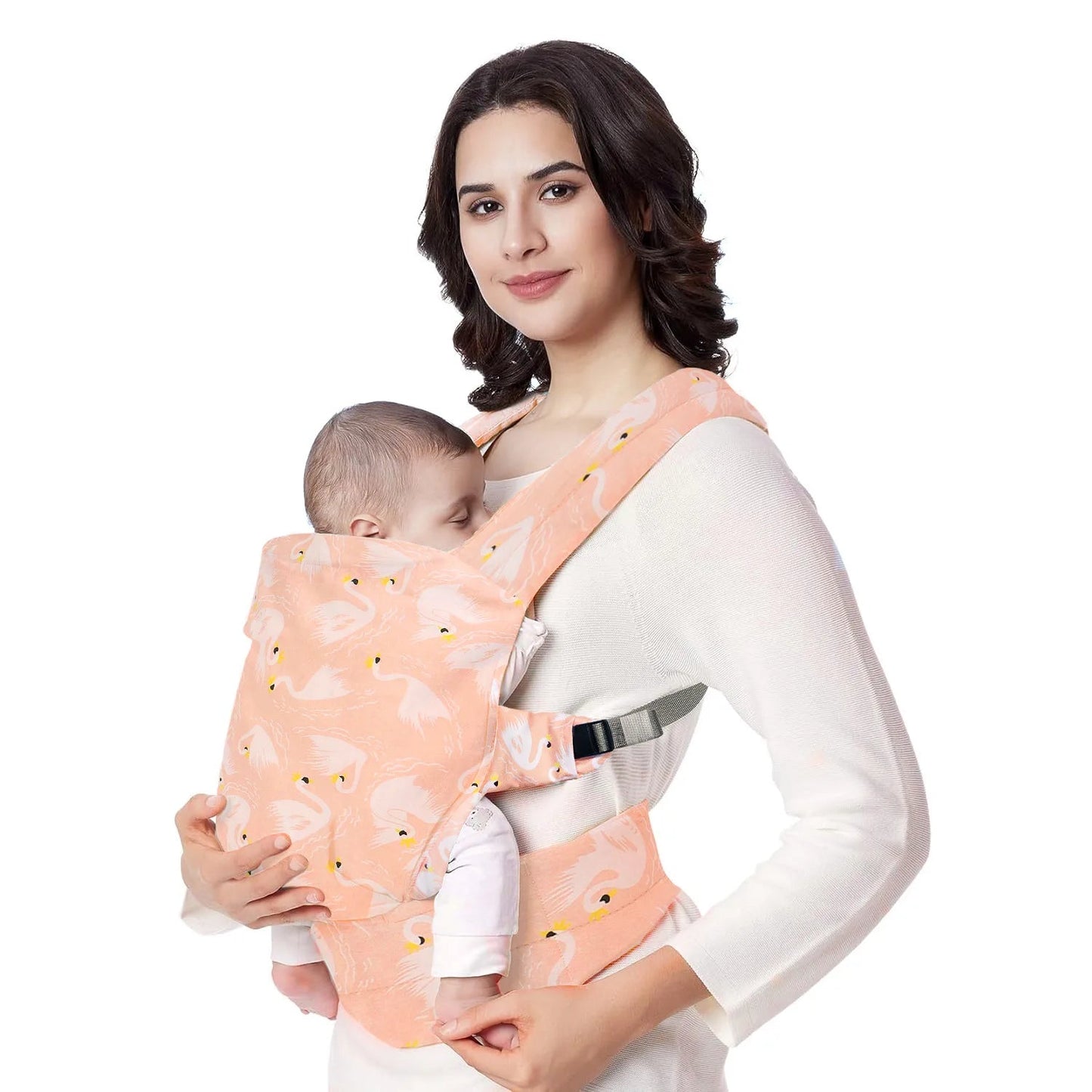 Porte BEBE évolutif PortaZen™ – maman installant son bébé dans le porte-bébé, design pratique et ajustable – Astucebambin