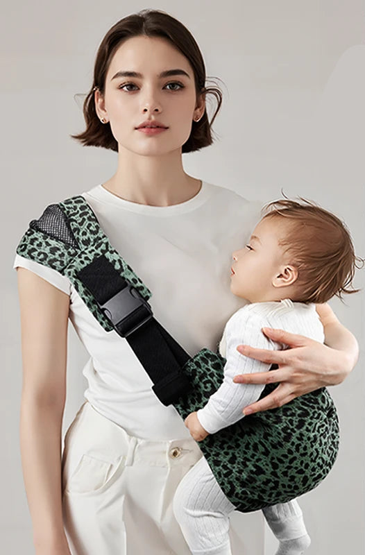femme avec son bebe dasn son porte 