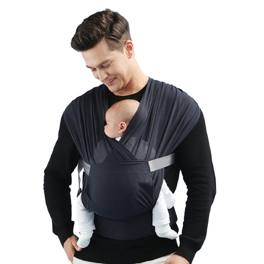 homme avec un prte bebe noir