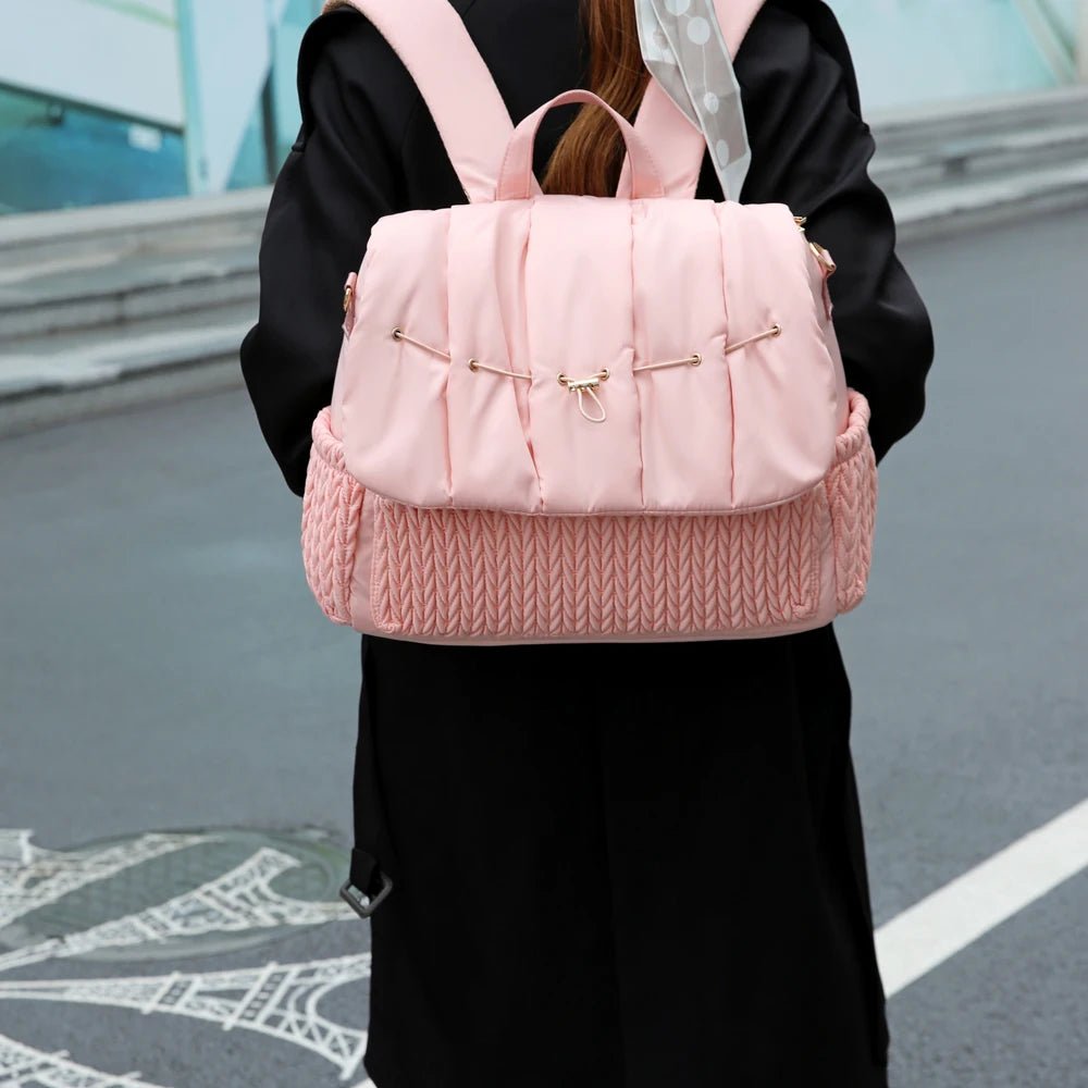 Femme de dos qui porte un Sac à dos à langer | Véraé™ - Astucebambin