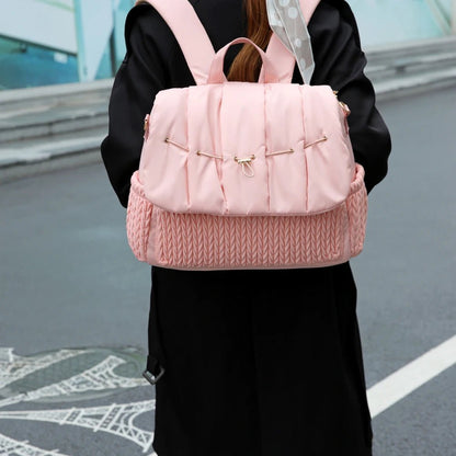 Femme de dos qui porte un Sac à dos à langer | Véraé™ - Astucebambin