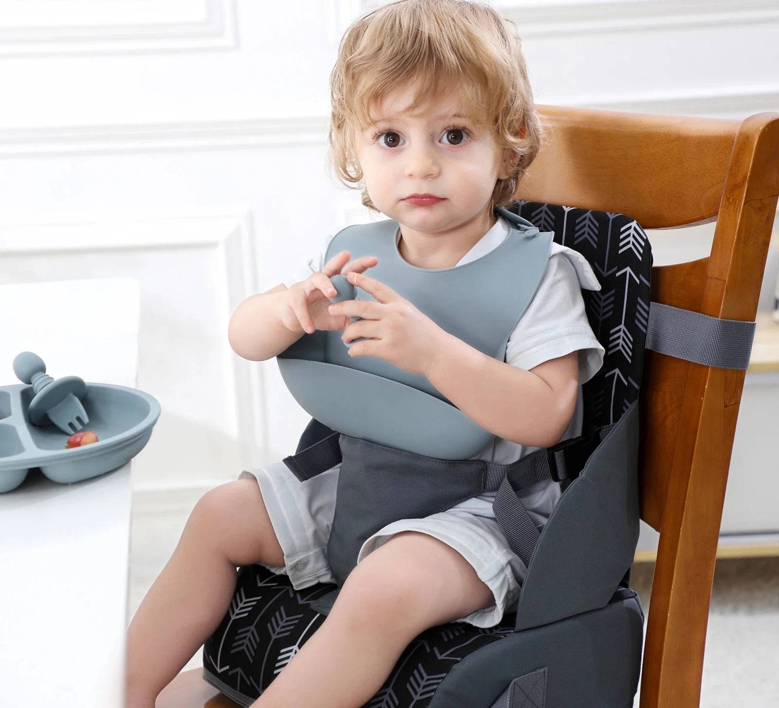Enfant assis sur un siège pliable portable – repas confortable et sécurisé – Astucebambin