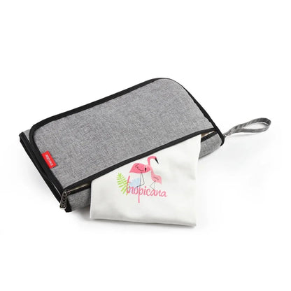 Tapis à langer pliable gris | Nomady™ – AstuceBambin
multifonction, pratique, léger et facile à nettoyer